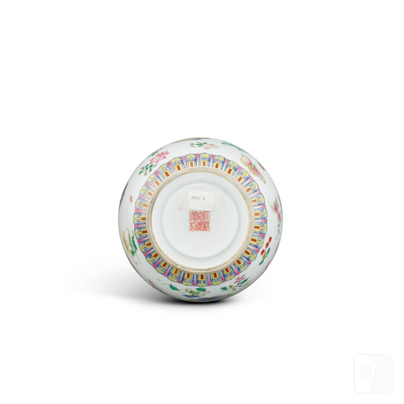 A famille-rose 'butterfly' handled vase, Republican period | 民國 粉彩花蝶紋雙耳瓶 《大清嘉慶年製》仿款 - 图5
